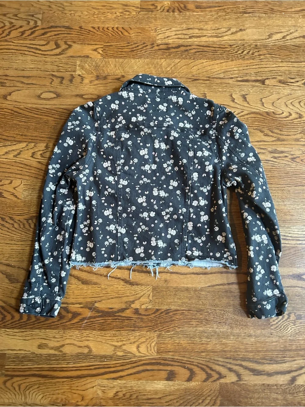 Celebrity Pink Floral Denim Jacket Cropped Raw Hem Black Floral Size Large - Picture 5 of 6